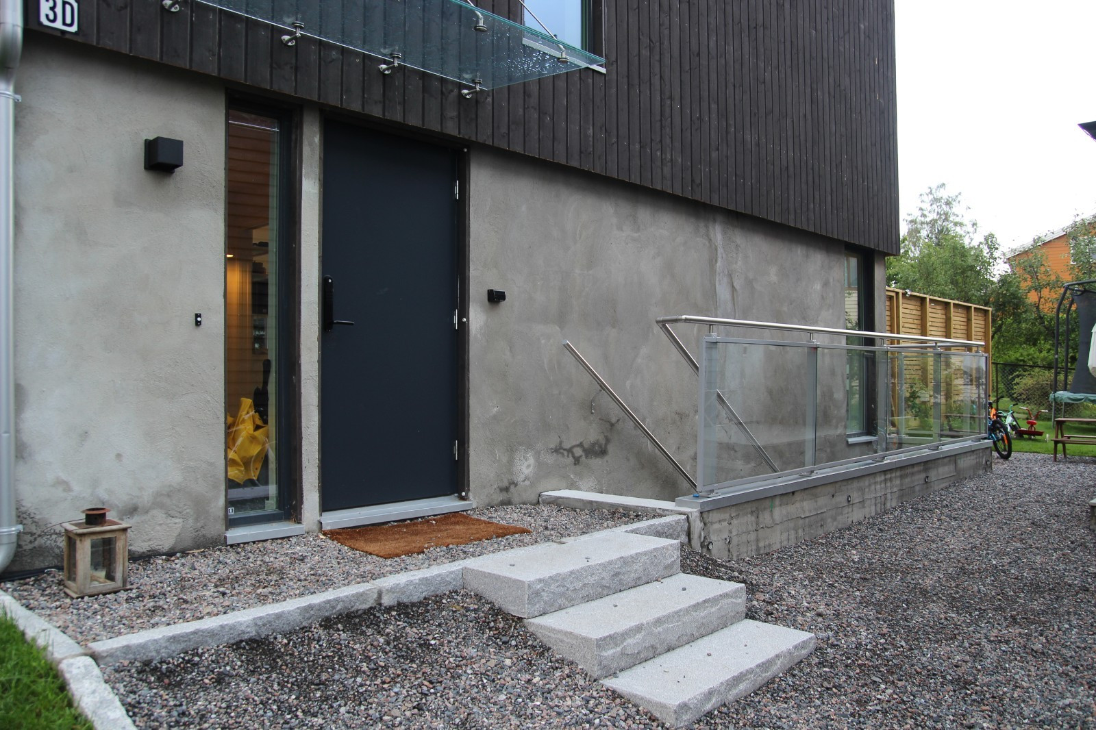 Inngang til hybelen er ned trappen til høyre på bildet.